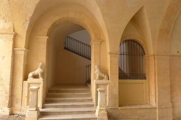 مسافرخانه Landolina Palace