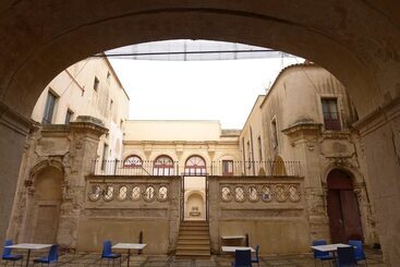 مسافرخانه Landolina Palace