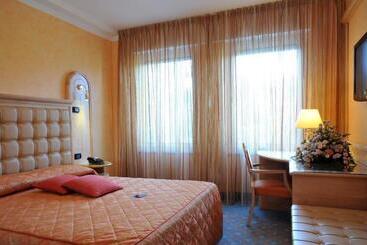 هتل Agora Palace