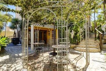 هتل Charming Residence & Guest House Dom Manuel I Adults Only