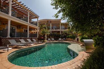 هتل Charming Residence & Guest House Dom Manuel I Adults Only