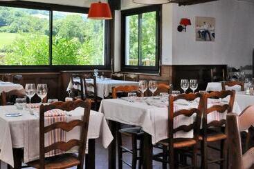 هتل Logis Hôtel Restaurant Grand Hôtel De Lyon