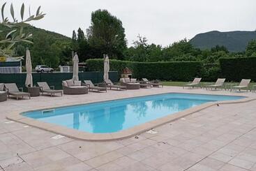 Отель Hôtel Le Mas De La Prairie