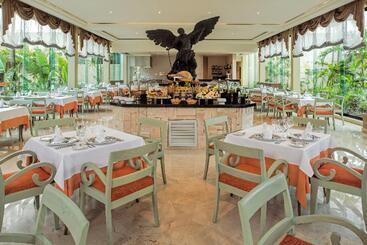 هتل Iberostar Waves Quetzal