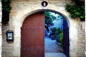 هتل Le Manoir Du Raveyron