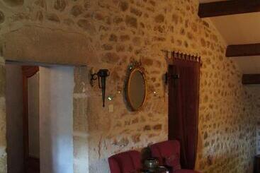 هتل Le Manoir Du Raveyron
