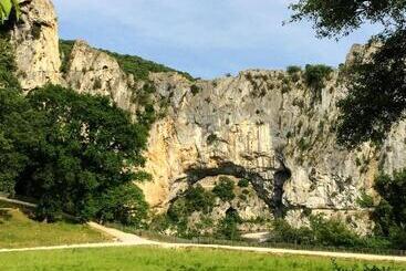 هتل Le Manoir Du Raveyron