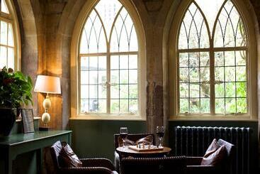 هتل The Manor House