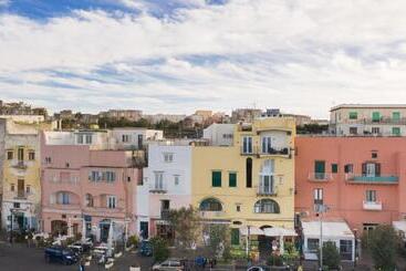 تختخواب و صبحانه Vento Di Mare