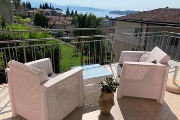 تختخواب و صبحانه Villa Ai Colli