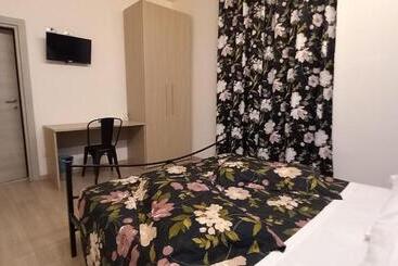 تختخواب و صبحانه Albano Station Rooms