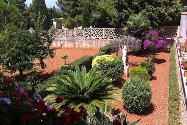 پانسیون The Villa Of Artists