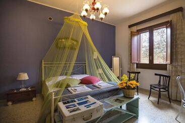 پانسیون The Villa Of Artists