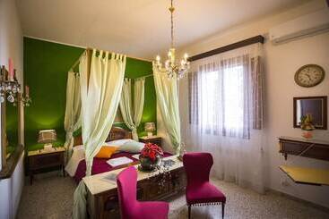 پانسیون The Villa Of Artists