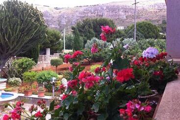 پانسیون The Villa Of Artists