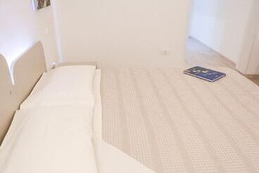 پانسیون Ailanthus Holiday Suites