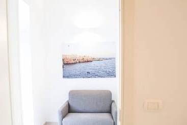 پانسیون Ailanthus Holiday Suites