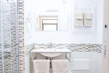 پانسیون Ailanthus Holiday Suites