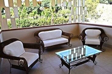 تختخواب و صبحانه Bella Villa