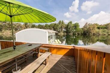 استراحتگاه Nautilus Village