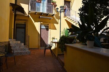 B&b Il Melograno Antico Con Terrazza E Giardino
