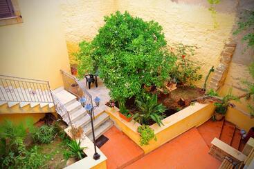 B&b Il Melograno Antico Con Terrazza E Giardino