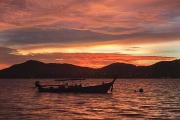 هتل Baan Mai Beachfront Phuket Lone Island