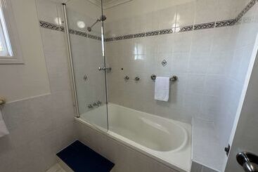 هتل Best Western Ambassador Motor Lodge