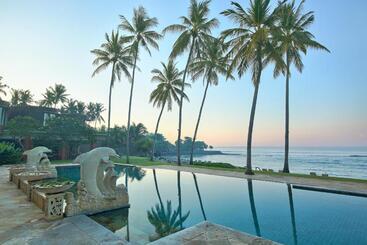 هتل Candi Beach Resort & Spa