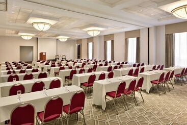 هتل Embassy Suites  Boston Logan Airport