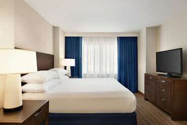 هتل Embassy Suites  Boston Logan Airport