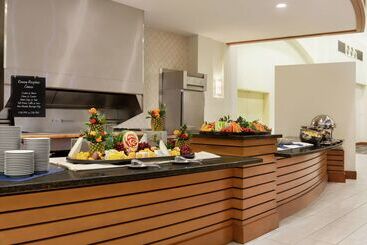 هتل Embassy Suites  Boston Logan Airport