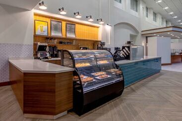 هتل Embassy Suites  Boston Logan Airport
