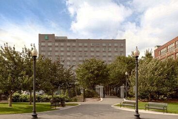 هتل Embassy Suites  Boston Logan Airport