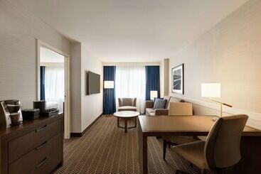 هتل Embassy Suites  Boston Logan Airport