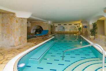هتل Flora Wellness & Beauty