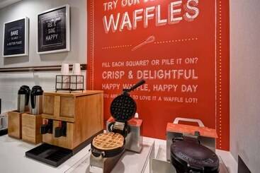 هتل Hampton Inn Nyjfk