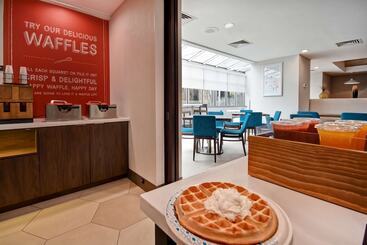 هتل Hampton Inn Nyjfk