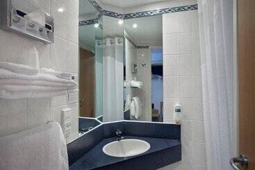 هتل Holiday Inn Express Geneva Airport, An Ihg