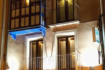 هتل Hostal Santa Agueda