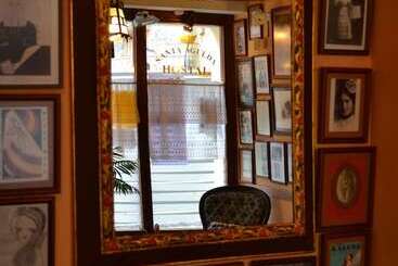 هتل Hostal Santa Agueda