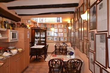 هتل Hostal Santa Agueda