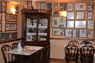 هتل Hostal Santa Agueda