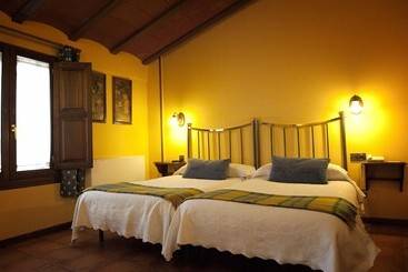 هتل Hostal Santa Agueda
