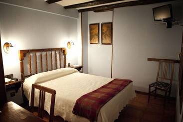 هتل Hostal Santa Agueda