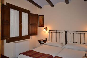 هتل Hostal Santa Agueda