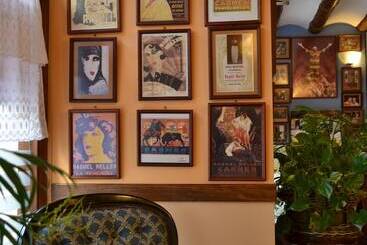 هتل Hostal Santa Agueda