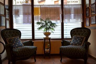 هتل Hostal Santa Agueda