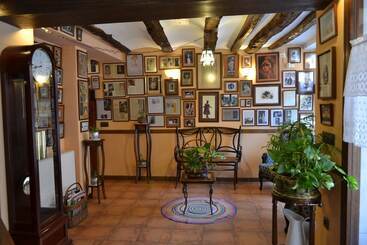 هتل Hostal Santa Agueda