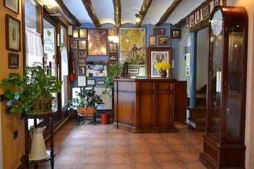 هتل Hostal Santa Agueda